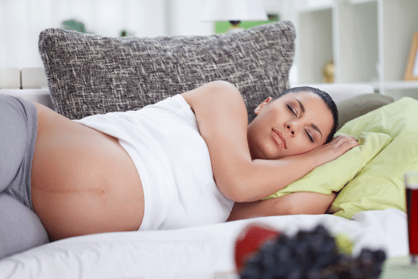 אישה בהריון ישנה