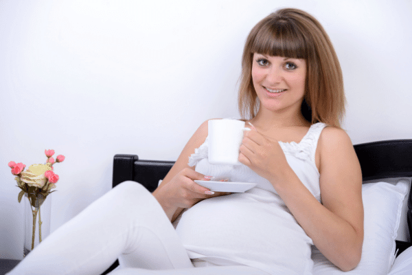 אישה בהריון מחייכת